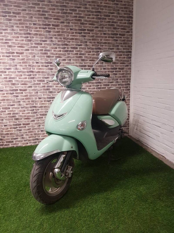 Zeer nette Touris Capri 50 brommer helmplicht 2010