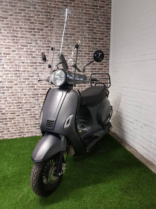 Zo goed als nieuwe electrische la souris E Sourini fulloptions Vespa look brommer 2019 
