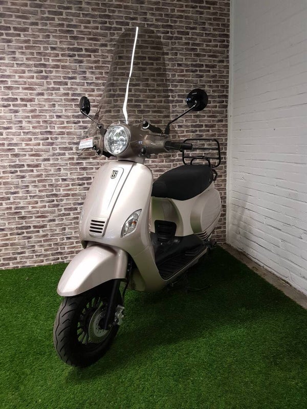 Zeer nette BTC RIVA euro4 snorscoorer vespa look 2019 