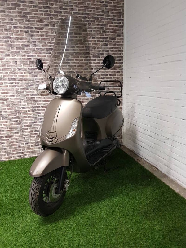 Zeer nette BTC RIVA euro4 snorscooter vespa look 2019