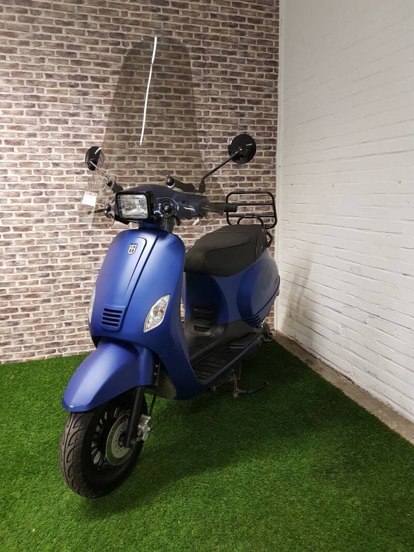 Zeer nette BTC RIVA euro4 snorscooter vespa look 2019