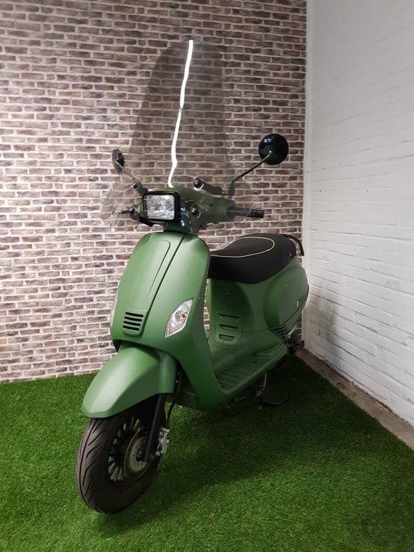 Zeer nette Senzo Riva S euro4 snorscooter vespa look 2018