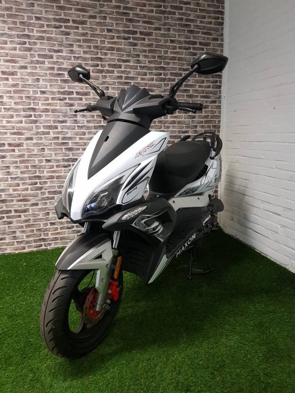 Hierbij een nieuwe Maxon Matador Racing euro4 injectie snorscooter 2020. 