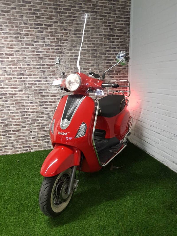 Hierbij een zeer nette berini euro4 snorscooter vespa look 2018!