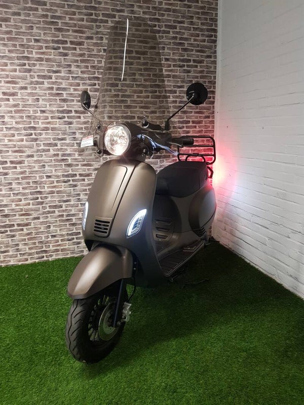 Zeer nette AGM VX50 euro4 snorscooter vespa look 2018 
