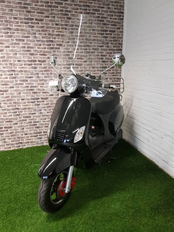 Hierbij zo goed als nieuwe Yabo sunny Electrische snorscooter  vespa look 2019 