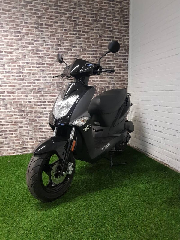 Hierbij een zo goed als nieuwe KYMCO agility euro4 brommer helmplicht 2020