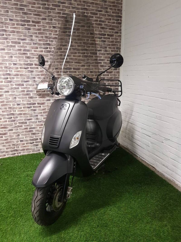 Hierbij een zeer nette AGM VX50 euro4 snorscooter vespa look 2018