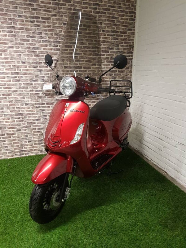Hierbij zeer nette La Souris Sourini euro4 brommer (Helmplicht) vespa look 2019 