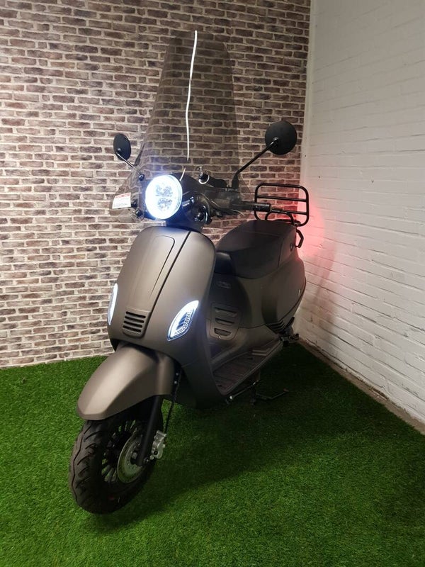 Hierbij een zeer nette Senzo Riva Lux euro4 snorscooter vespa look 2019