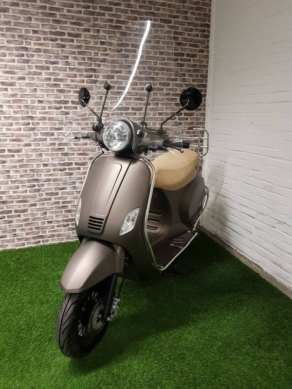 Hierbij zo goed als nieuwe Senzo Riva Lux euro4 snorscooter vespa look 2019 