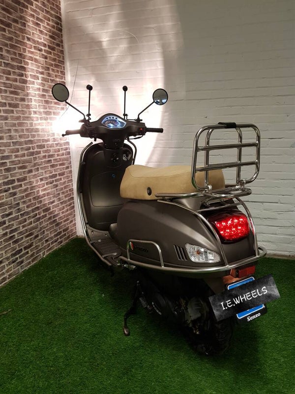 Hierbij zo goed als nieuwe Senzo Riva Lux euro4 snorscooter vespa look 2019 