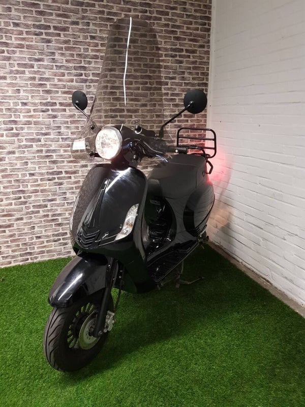 zeer nette Senzo Riva S snorscooter vespa look 2018