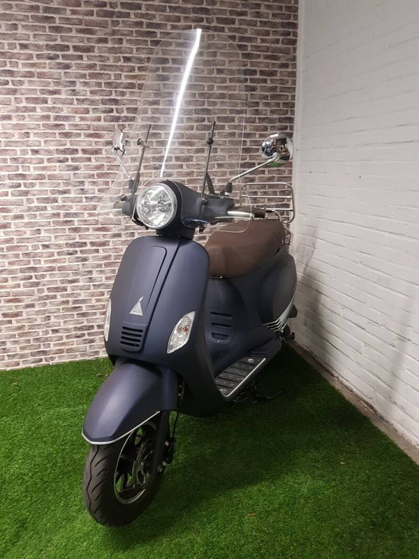 Hierbij zeer nette Turbho rl50 snorscooter vespa look 2018