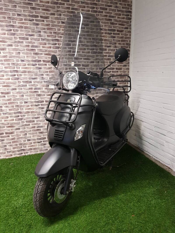 Hierbij zeer nette Turbho rl50 euro4 snorscooter vespa look fulloptions 2019