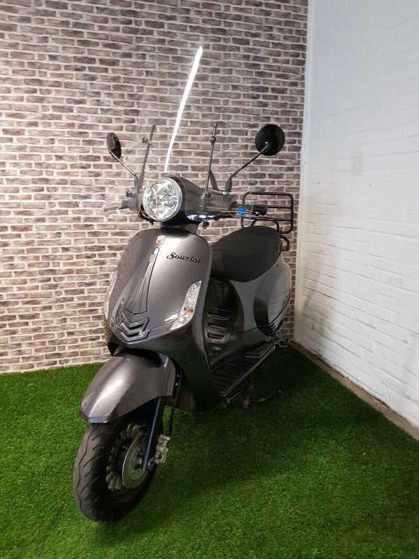 Zeer nette La Souris Sourini euro4 snorscooter vespa look 2019