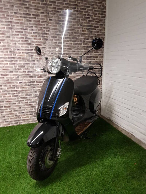 zeer nette BTC RIVA euro4 snorscooter vespa look 2018 