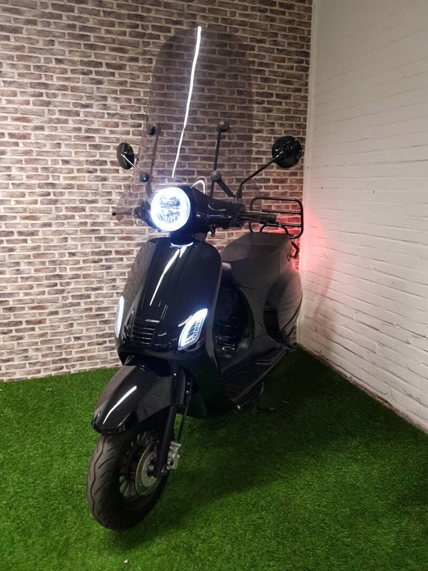 zo goed als nieuwe Senzo Riva Lux euro4 Brommer (Helmplicht) vespa look 2020