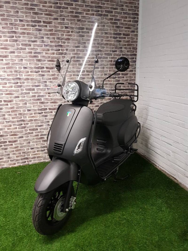 Zo goed als nieuwe volle TYM Vespa Alpha euro4 snorscooter vespa look 2020