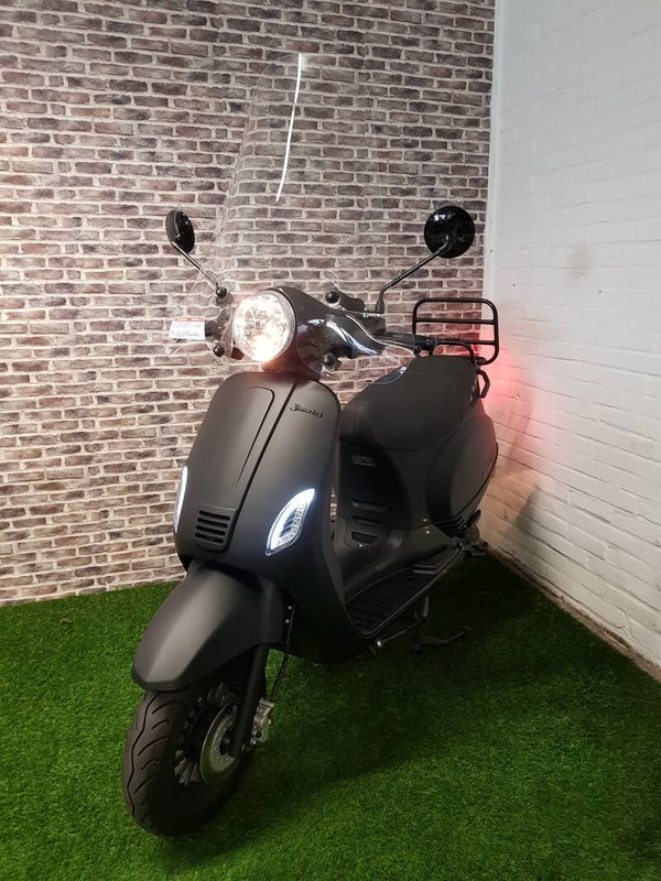 Zo goed als nieuwe La Souris Sourini R euro4 snorscooter vespa look 2020 