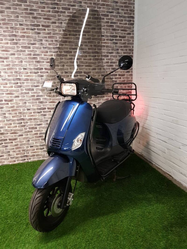 Hierbij een zeer nette RIYA euro4 snorscooter vespa look 2019!