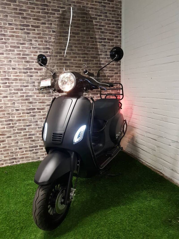 Hierbij een zeer nette BTC RIVA EFI snorscooter vespa look fulloptions 2020