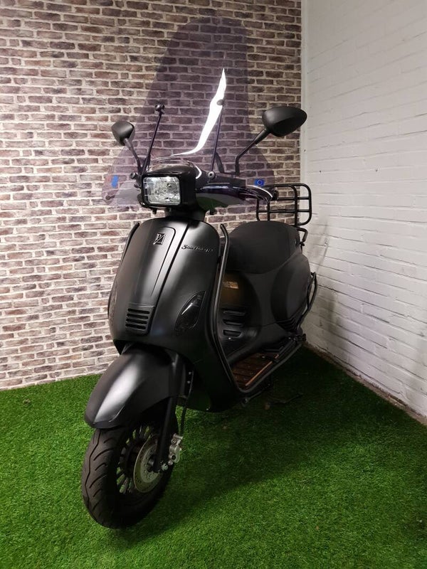 Hierbij een zeer nette fulloptions La Souris RS euro4 snorscooter vespa look 2019!