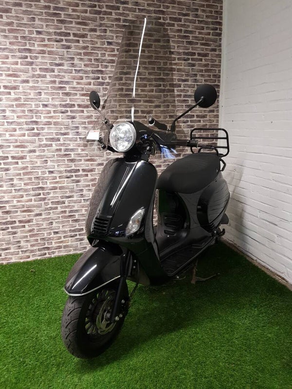Hierbij een zeer nette Turbho rl50 euro4 snorscooter vespa look 2018