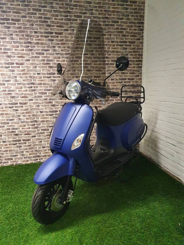 Zeer nette Riya eur4 snorscoorer vespa look 2018