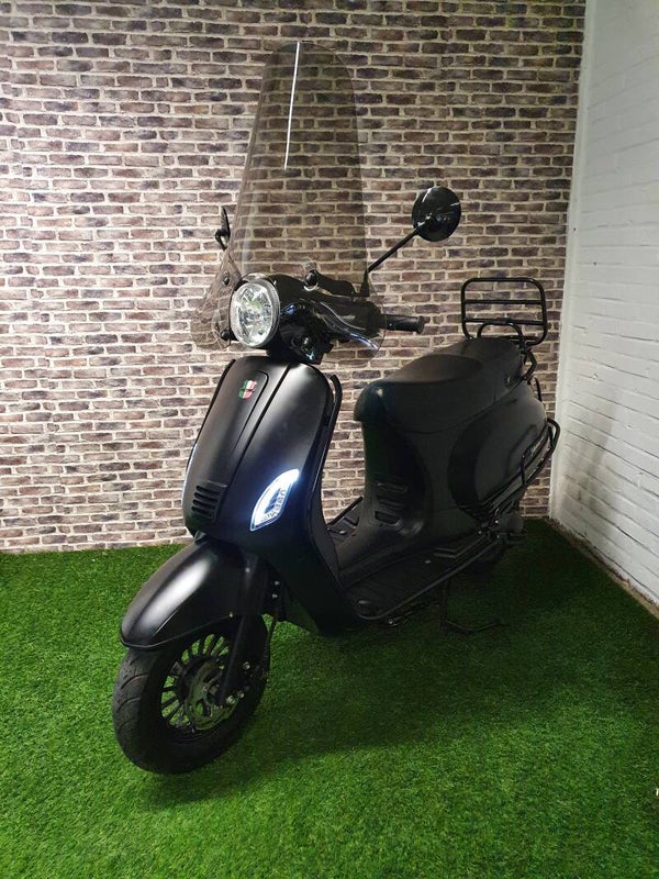Zeer nette GTS Toscana euro4 snorscooter vespa look Black edition 2019