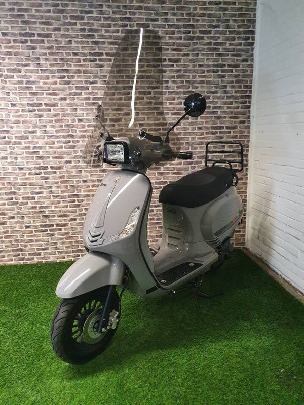 Zo goed als nieuwe La Souris S euro4 snorscooter vespa look 2020