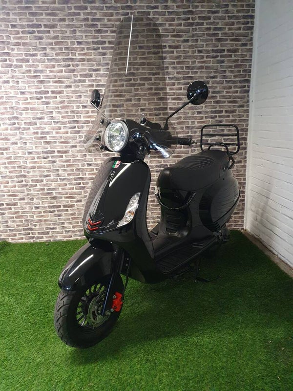 Zo goed als nieuwe GTS TOSCANA euro4 snorscooter vespa look 2019