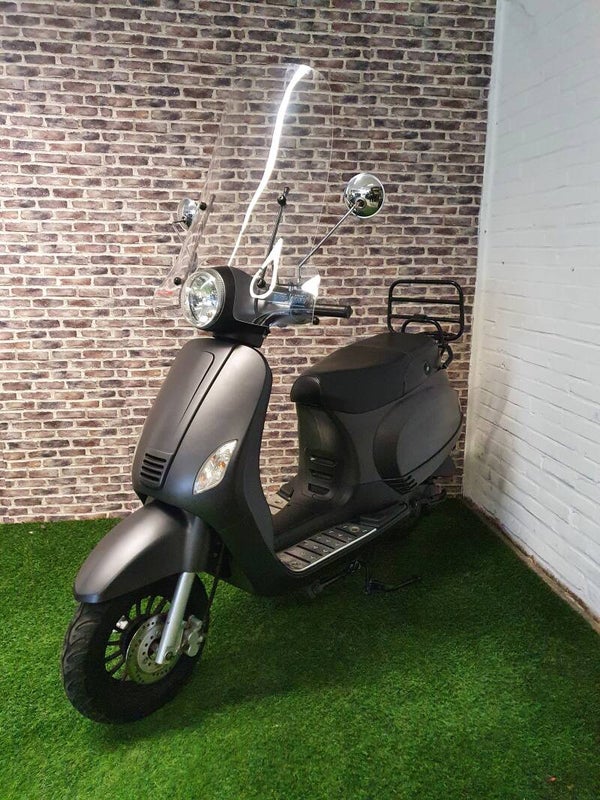 Hierbij een zeer nette Taotao snorscooter vespa look 2017