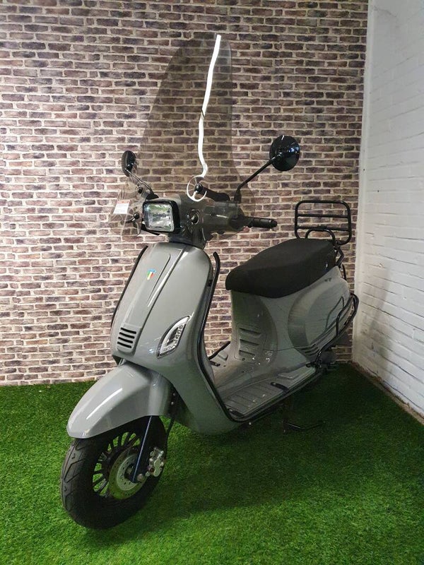 zeer nette TYM Vespa Alpha fulloption euro4 snorscooter vespa look 2018!