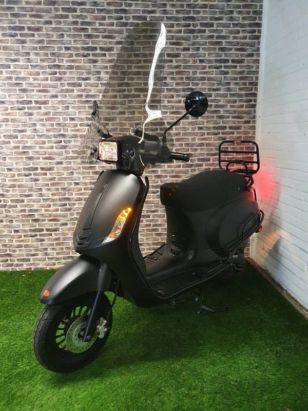 Hierbij zo goed als nieuwe BTC RIVA SPORT EFI euro4 snorscooter vespa look 2020!