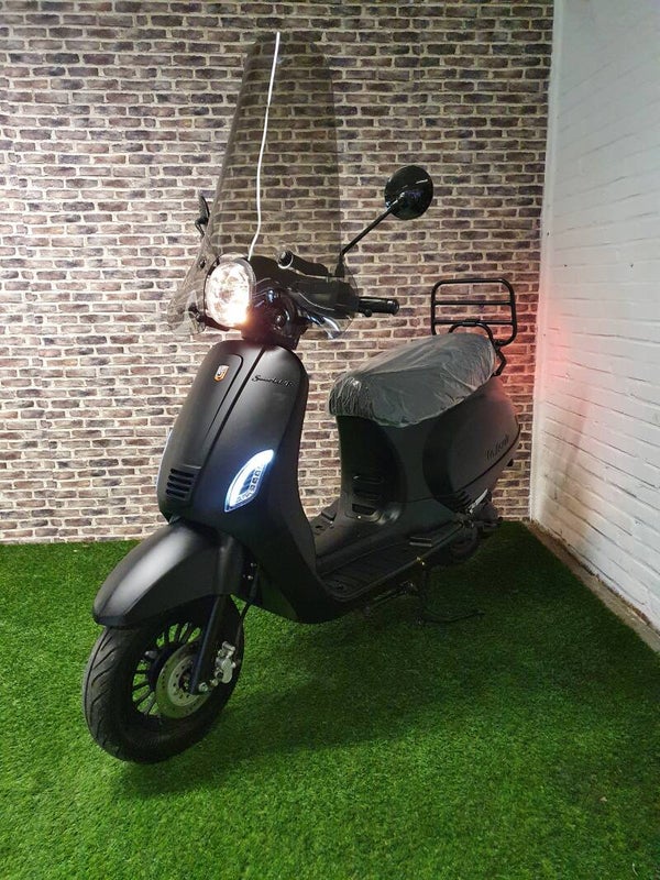 zeer nette La Souris Sourini euro4 Brommer (helmplicht) vespa look 2018!