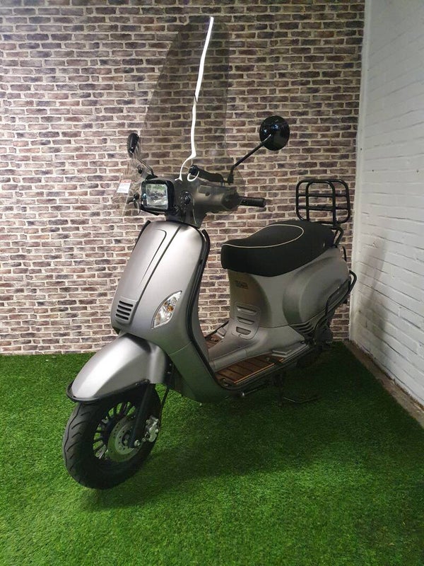 Zeer nette Senzo Riva S snorscooter vespa look 2017