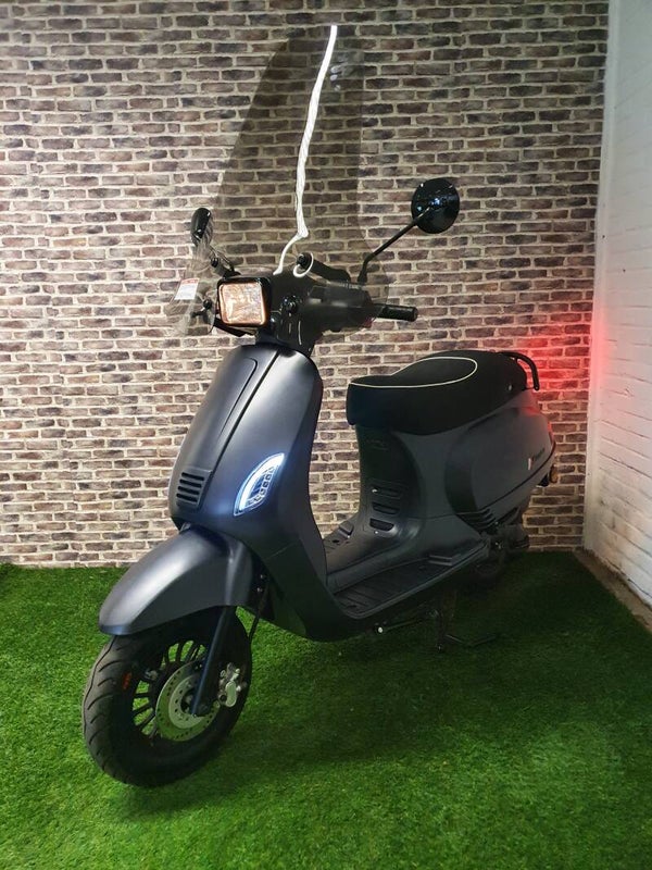 Zo goed als nieuwe Senzo Riva S euro4 brommer helmplicht 2020!