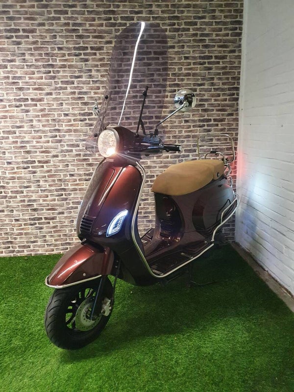 Zeer nette fulloption Berini dts euro4 snorscooter vespa look 2015! fulloptions