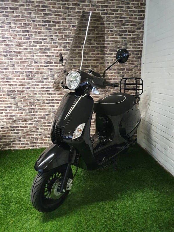 Zeer nette Senzo Riva Lux euro4 snorscooter vespa look 2018