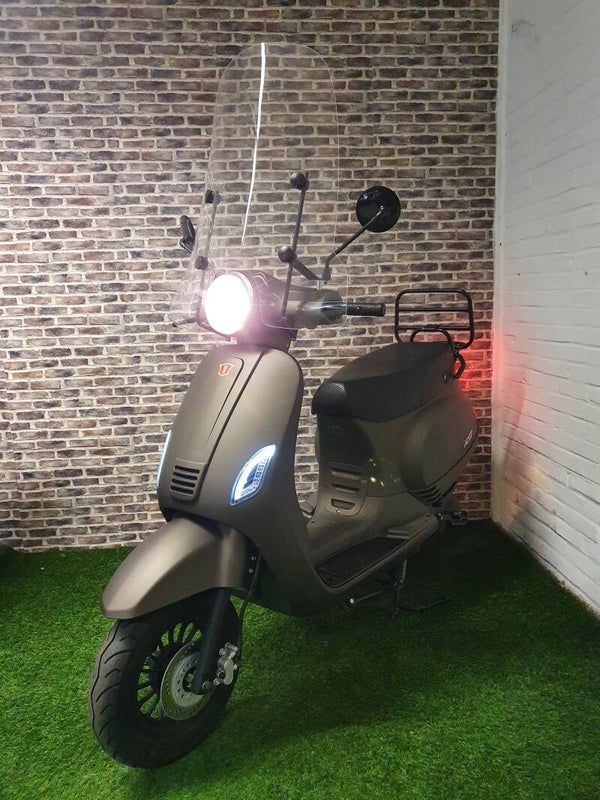 Zo goed als nieuwe RSO Sense euro4  snorscooter vespa look 2020