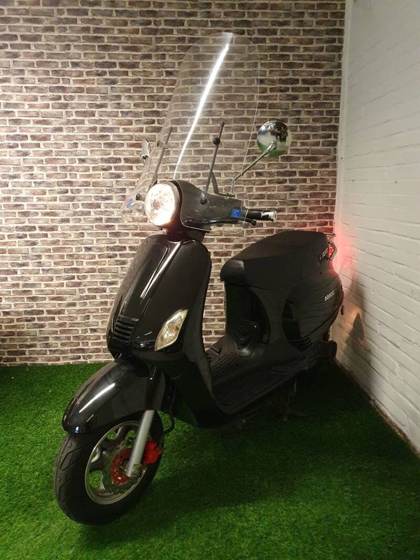Zeer goed rijdende Noxioz Sunny electrische snorscooter vespa look 2016