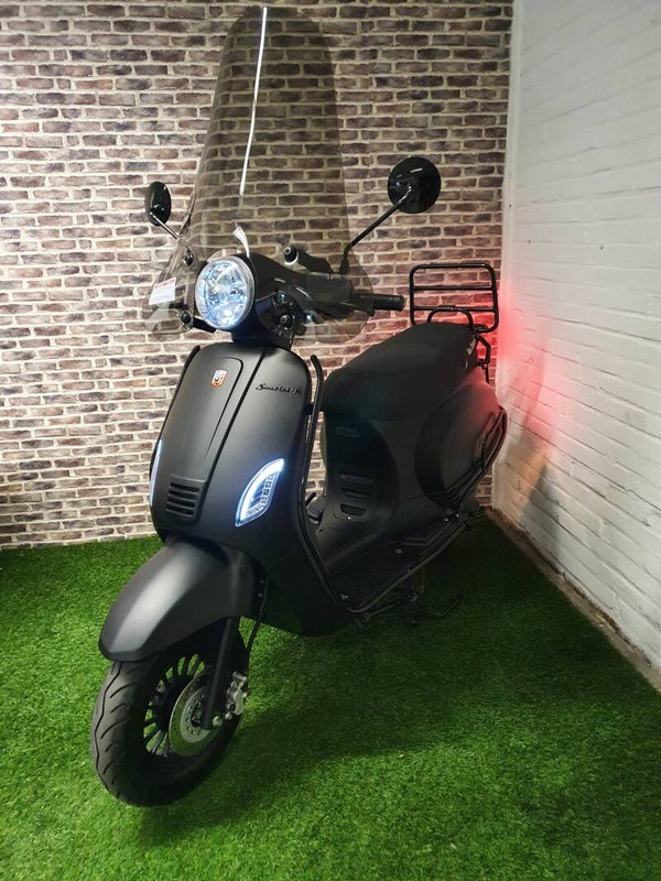 Zo goed als nieuwe La Souris Sourini R fulloptions euro4 snorscooter vespa look 2020