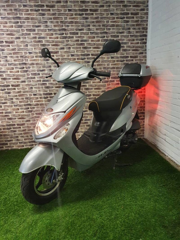 Zeer nette IVA JET50 euro4 brommer (helmplicht) 2019!