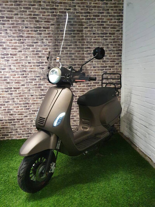 Zeer nette Senzo Riva Lux snorscooter vespa look 2016!