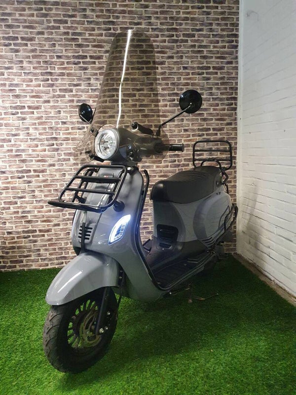 Zeer nette GTS toscana fulloptions euro4 snorscooter vespa look 2019!