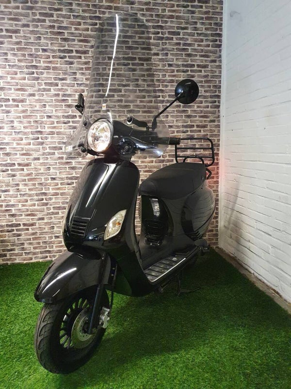 Zeer nette Killerbee VLX snorscooter vespa look 2017!