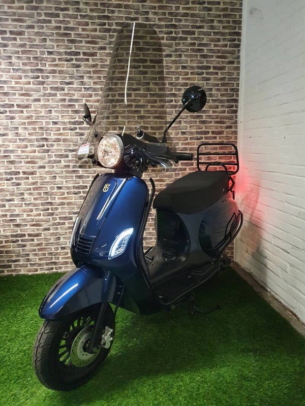 Zeer nette BTC RIVA snorscooter vespa look 2020