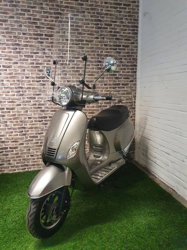 zeer nette Turbho RL50 brommer helmplicht vespa look 2017
