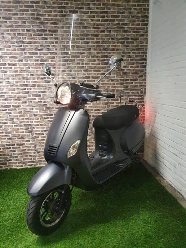 Zeer nette Turbho RL50 snorscooter vespa look 2015